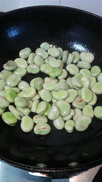 油炒蚕豆的做法步骤2