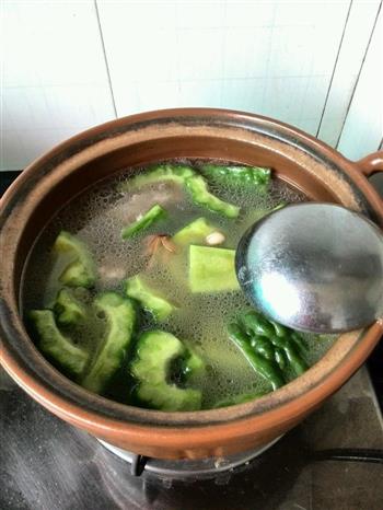 清热去火-凉瓜黄豆排骨汤的做法步骤3