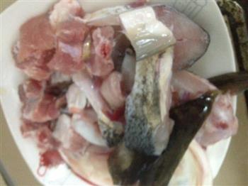 天麻排骨鱼头汤的做法步骤1