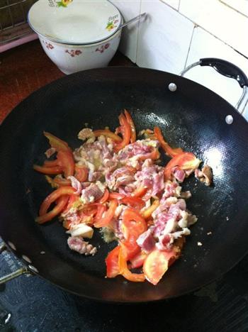 西红柿猪肉鸡蛋汤的做法图解2