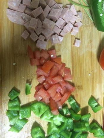 西红柿青椒午餐肉丁蛋炒饭的做法步骤1