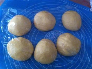 葡萄干花环面包的做法步骤3