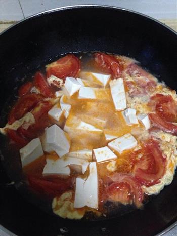 西红柿鸡蛋豆腐汤的做法图解2