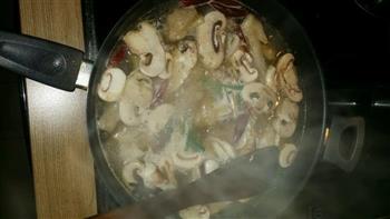 简易蘑菇鸡汤的做法图解3