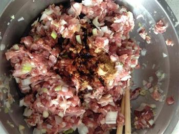 茴香猪肉馅饺子的做法步骤3