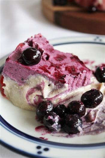 蓝莓草莓香蕉冰淇淋蛋糕的做法图解1
