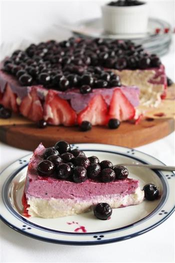 蓝莓草莓香蕉冰淇淋蛋糕的做法图解2