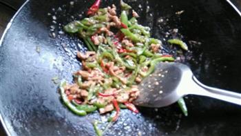 青椒炒肉丝的做法步骤7