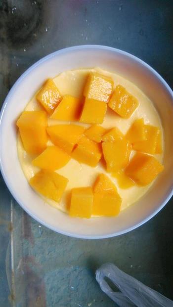 芒果牛奶炖蛋的做法步骤5