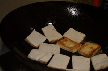 葱烧锅贴豆腐的做法步骤1