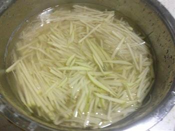 陕北小吃—洋芋擦擦的做法步骤2