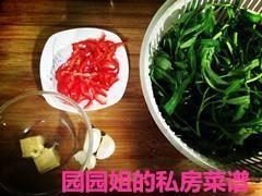 夏季开胃的-椒丝腐乳空心菜的做法步骤1