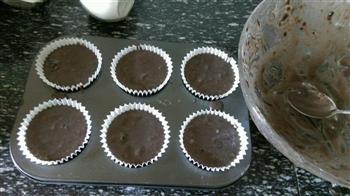 巧克力纸杯蛋糕的做法步骤8