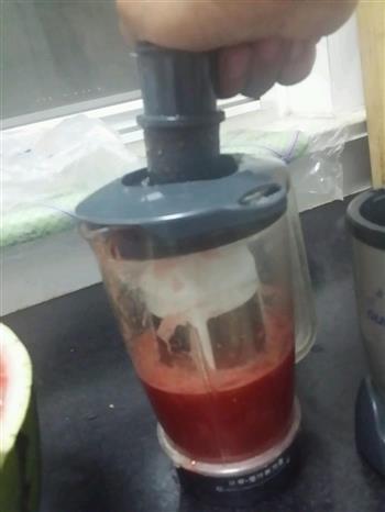 杀渴解暑最佳饮品-西瓜汁的做法步骤2
