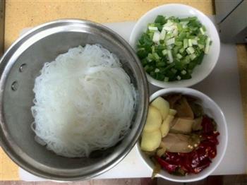 茼蒿酸菜粉丝汤的做法步骤1