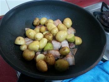 小土豆烧肉的做法步骤2