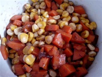 胡萝卜炒玉米的做法步骤3