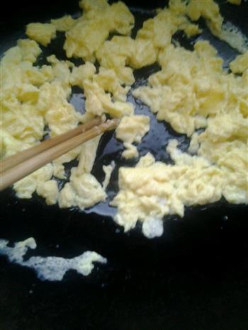韭菜木耳炒鸡蛋的做法步骤1