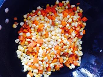 清炒玉米胡萝卜的做法步骤5
