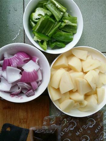 黑胡椒洋葱牛排烩土豆的做法步骤1