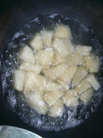 黑胡椒洋葱牛排烩土豆的做法步骤3