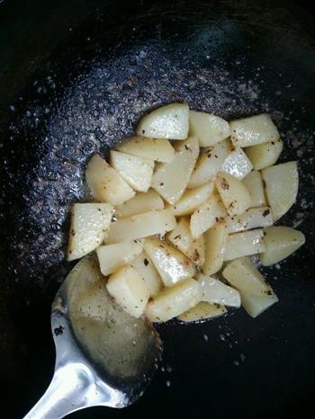 黑胡椒洋葱牛排烩土豆的做法步骤5