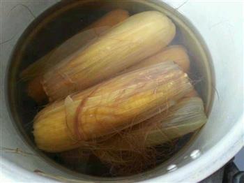 乐乐自家菜-煮甜玉米的做法图解1