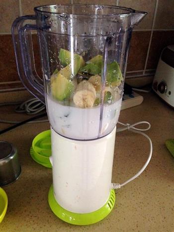 牛油果香蕉奶昔avocado milk shake的做法步骤2
