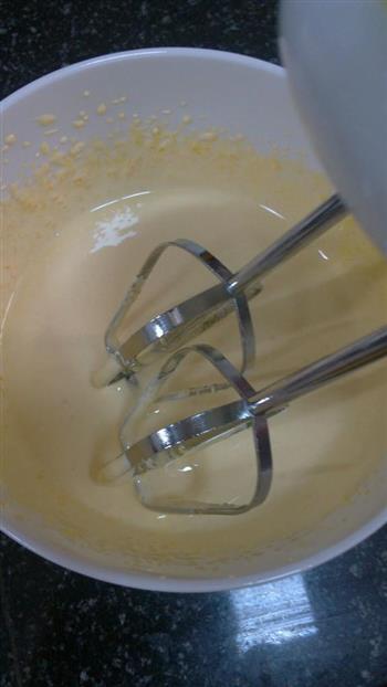 将步骤2的蛋黄用打蛋器打发至发白.