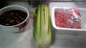 芹菜香菇猪肉水饺的做法步骤2
