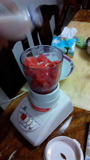 榨鲜西瓜汁的做法步骤1
