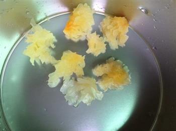 桃胶皂米银耳汤的做法步骤2