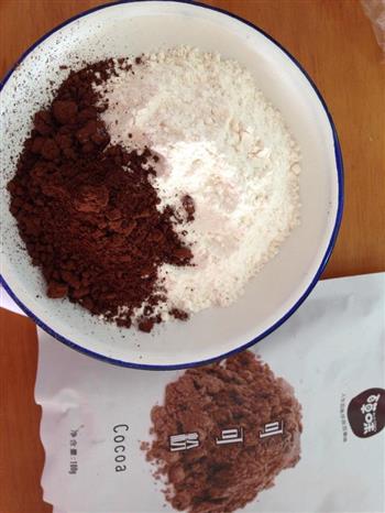 不断裂巧克力奶油蛋糕卷的做法步骤4