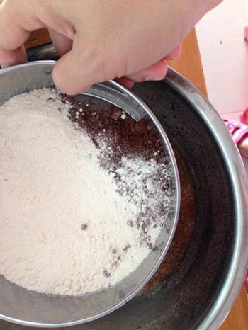不断裂巧克力奶油蛋糕卷的做法步骤5