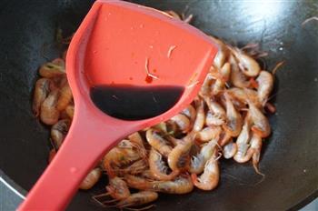 老妈的拿手小菜，销魂河虾圆舞曲-油爆河虾的做法步骤5