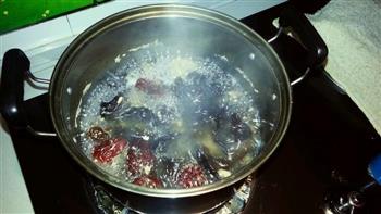 红枣木耳生姜瘦肉汤的做法图解5