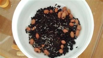 黑豆黑米黑糯米黑芝麻核桃花生薏米粥的做法步骤1