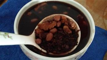 黑豆黑米黑糯米黑芝麻核桃花生薏米粥的做法图解2