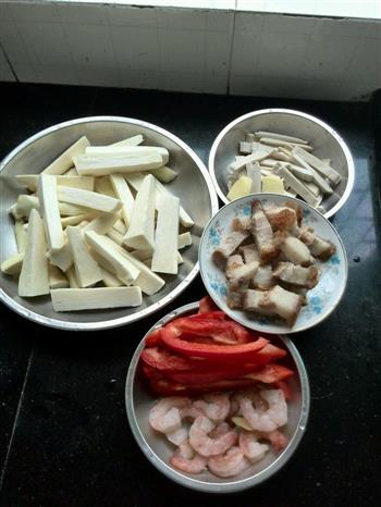 茭白、彩椒、虾仁、烧肉、香干大杂烩的做法步骤1