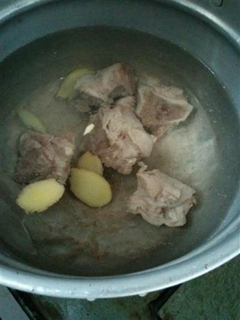 消暑苦瓜排骨汤的做法步骤2