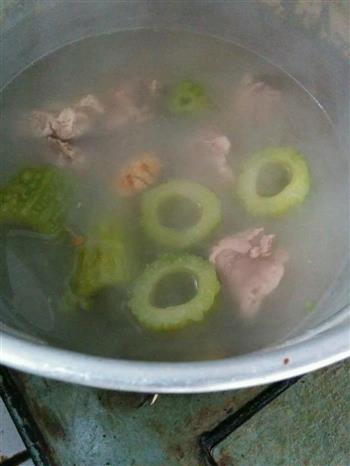 消暑苦瓜排骨汤的做法步骤4
