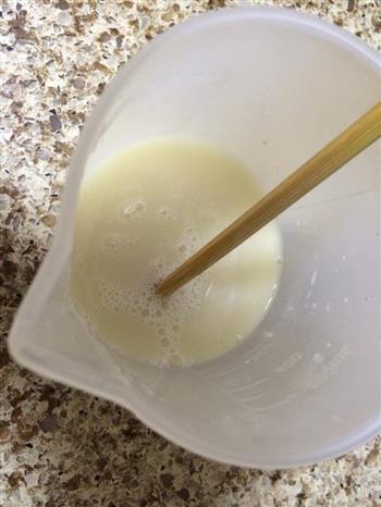 蜜汁咸蛋黄包子的做法步骤1