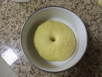 蜜汁咸蛋黄包子的做法图解3
