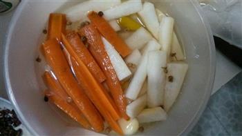 酸萝卜炒大肠的做法图解1