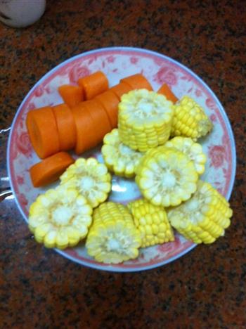 玉米胡萝卜骨头汤的做法步骤2