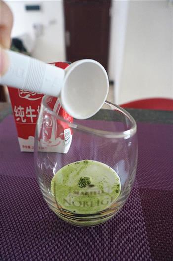 冻绿茶牛奶的做法步骤2