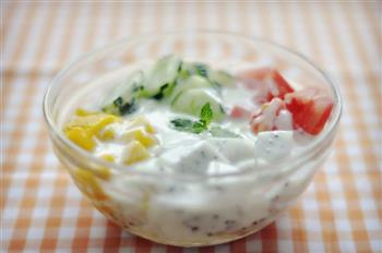 缤纷水果养生酸奶沙拉的做法步骤3