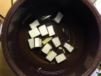 奶白三文鱼头汤的做法步骤3