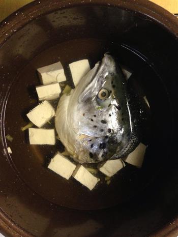 奶白三文鱼头汤的做法步骤4