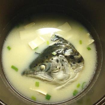 奶白三文鱼头汤的做法图解5
